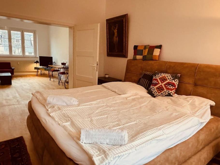 Bright Quiet Apartment